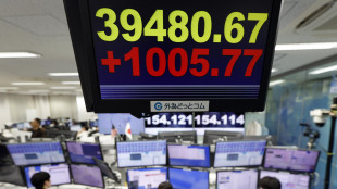 Borsa: l'Asia paga i timori su Cina e Trump, su il dollaro