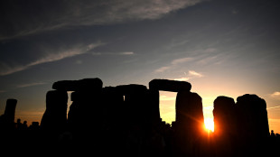 Ecoattivisti spruzzano vernice contro sito Stonehenge, 2 arresti