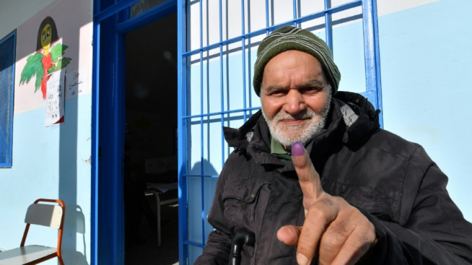 Tunisie: affluence timide lors du vote pour un Parlement diminué